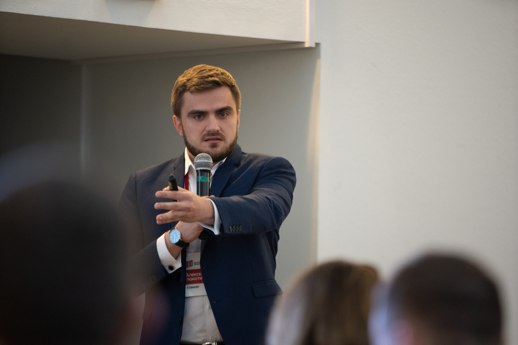 Алексей Покотилов выступает перед аудиторией